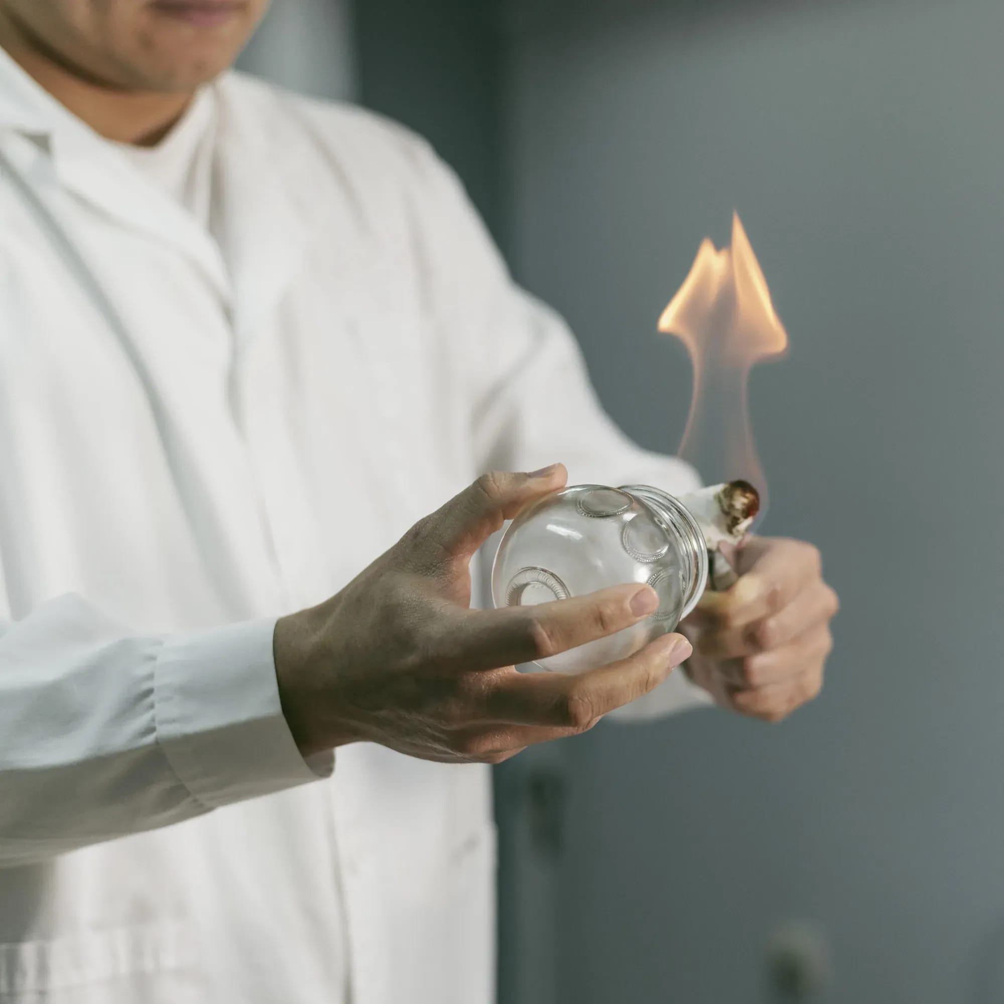 Feuerschröpfen: ein Glas wird mit der Flamme erwärmt