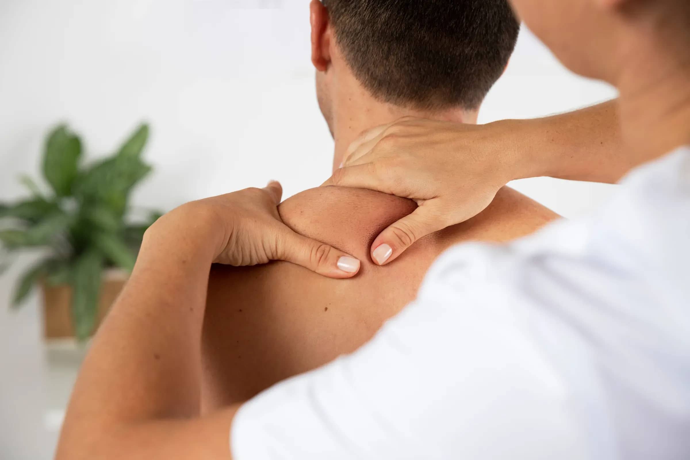 Tui-Na-Massage an Schulter und Nacken